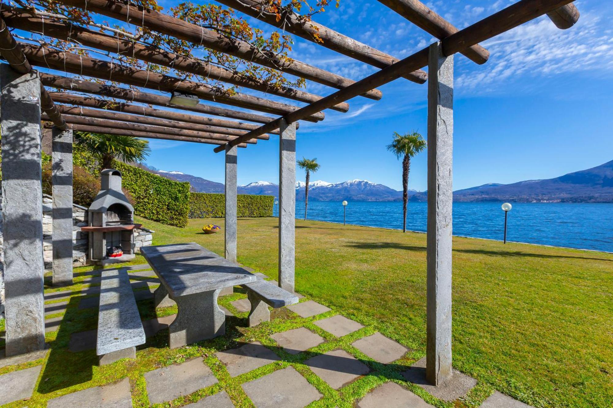 Blu Lake Apartment On Ghiffa Beach - Happy Rentals Eksteriør bilde
