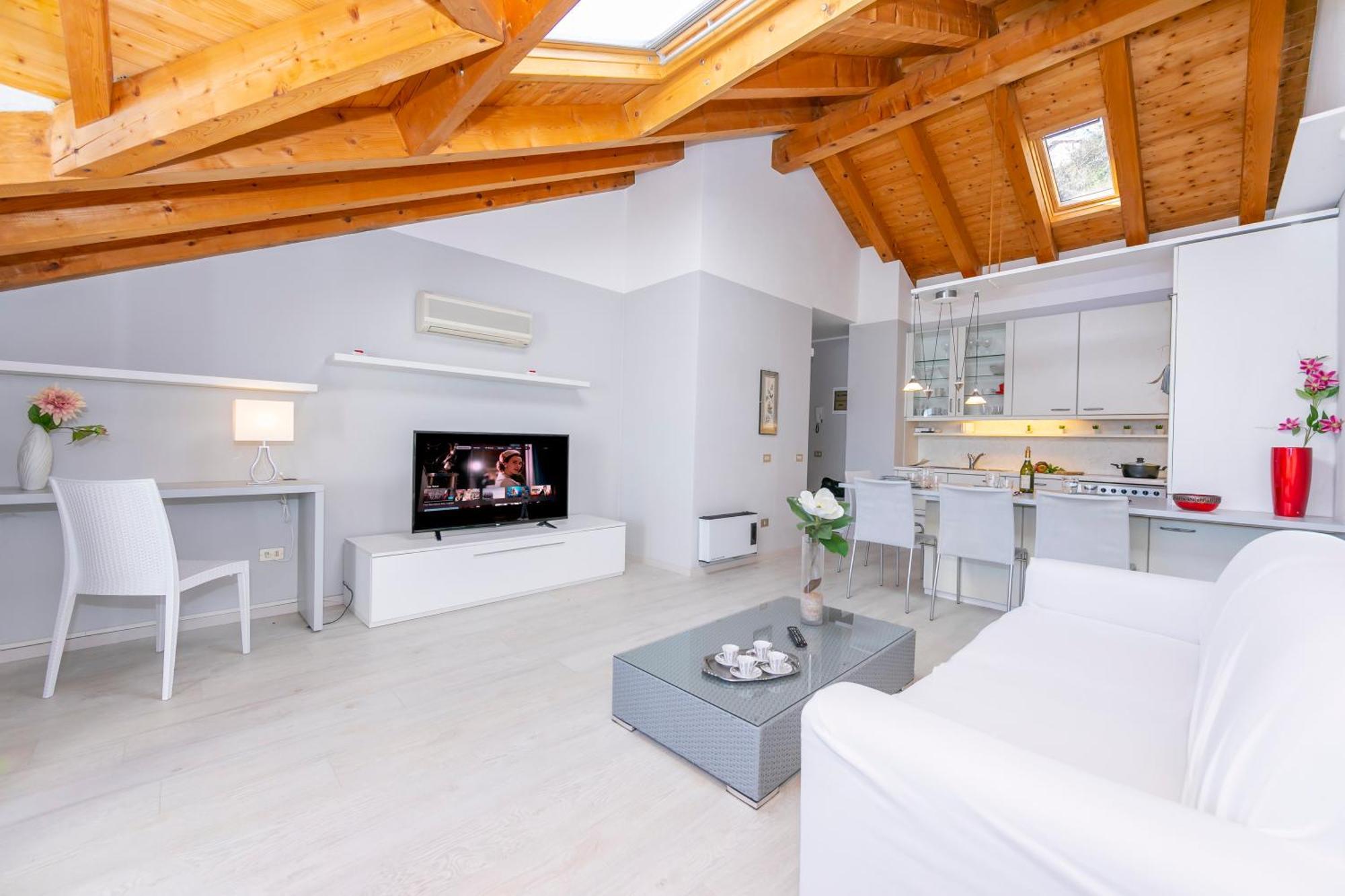 Blu Lake Apartment On Ghiffa Beach - Happy Rentals Eksteriør bilde